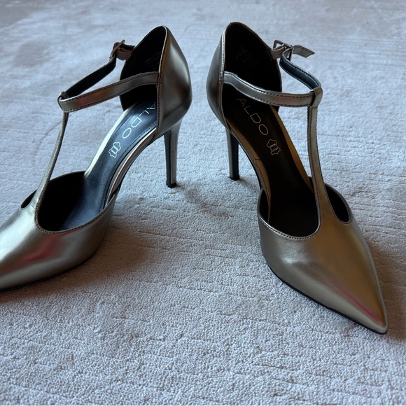 NWOT sandals - Picture 3 of 4